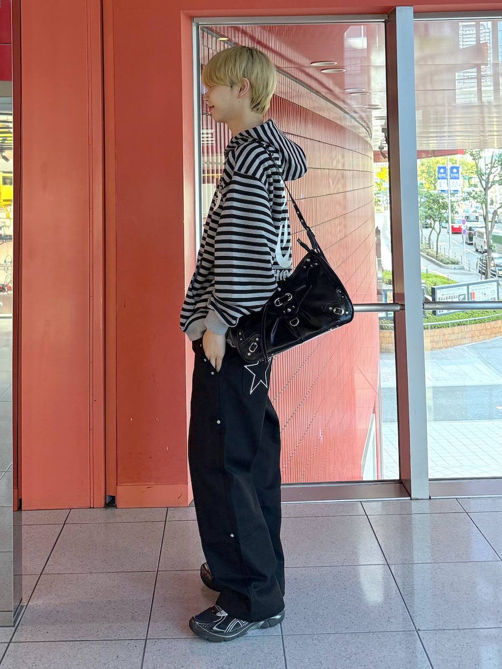 ブラック系のショルダーバッグ、その他のパーカー、ブラック系のその他パンツを着用したメンズの冬コーディネートの2枚目の写真