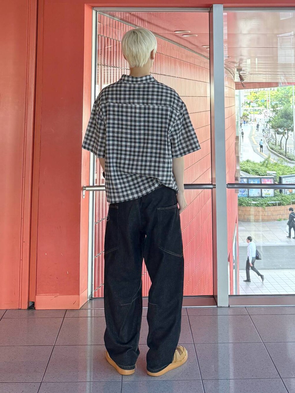 ブラック系のデニムパンツ、ブラック系のベルトを着用したメンズの夏コーディネートの3枚目の写真