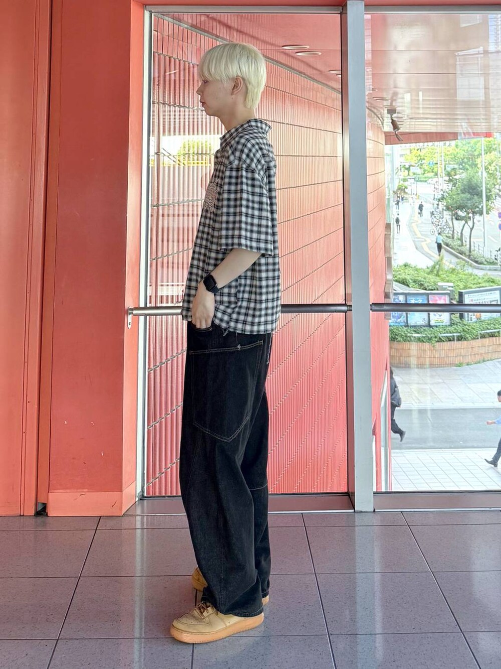 ブラック系のデニムパンツ、ブラック系のベルトを着用したメンズの夏コーディネートの2枚目の写真