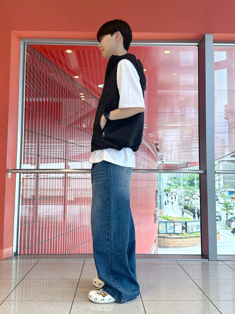 ホワイト系のTシャツ/カットソー、ブルー系のデニムパンツを着用したメンズの夏コーディネートの2枚目の写真