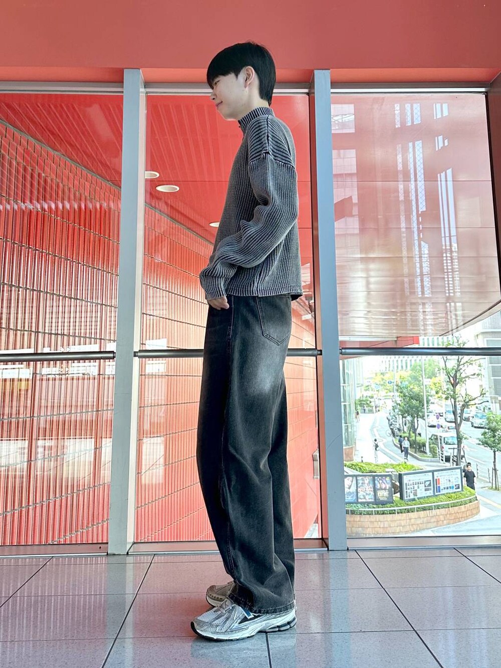 ブラック系のデニムパンツ、ブラック系のカーディガン/ボレロを着用したメンズの秋コーディネートの2枚目の写真