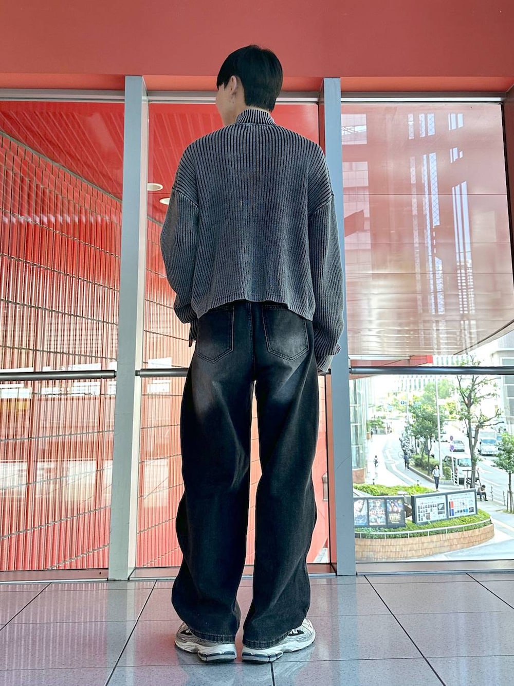 ブラック系のデニムパンツ、ブラック系のカーディガン/ボレロを着用したメンズの秋コーディネートの3枚目の写真