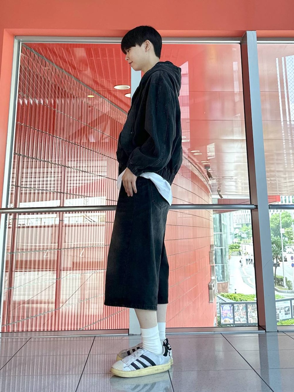 ブラック系のデニムパンツ、ホワイト系のTシャツ/カットソーを着用したメンズの秋コーディネートの2枚目の写真