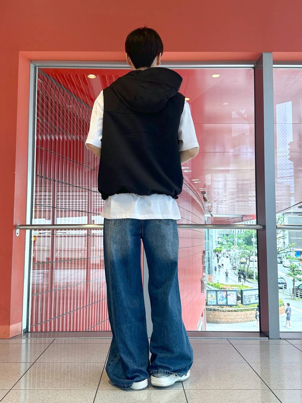 ホワイト系のTシャツ/カットソー、ブルー系のデニムパンツを着用したメンズの夏コーディネートの3枚目の写真