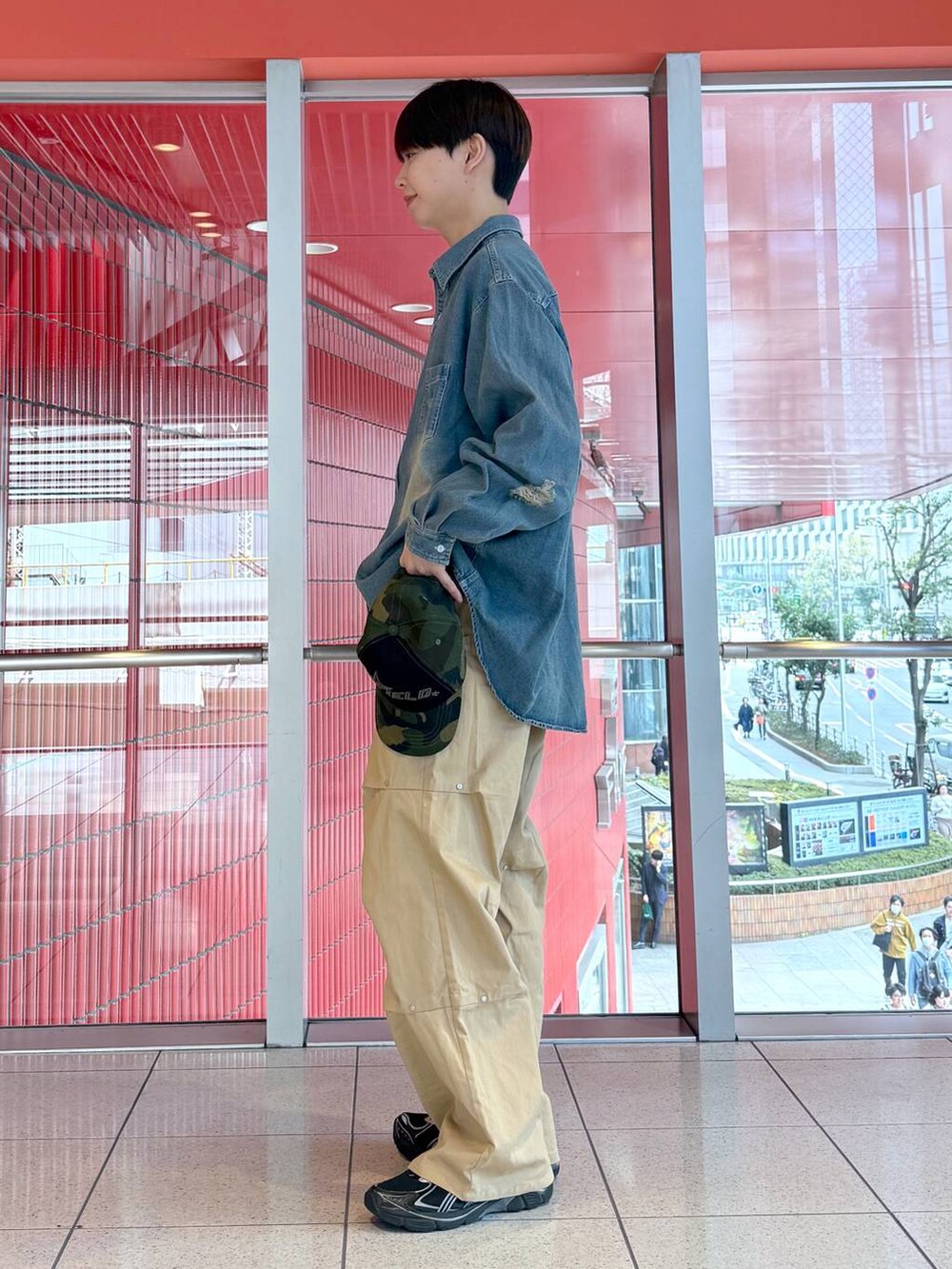 ブラック系のチノパンツ、ブルー系のシャツ/ブラウス、その他のキャップを着用したメンズの春コーディネートの2枚目の写真