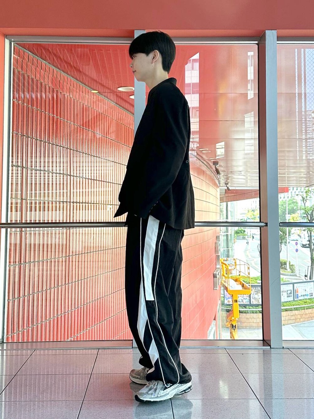 ホワイト系のTシャツ/カットソー、ブラック系のその他パンツ、ブラック系のテーラードジャケットを着用したメンズの秋コーディネートの2枚目の写真