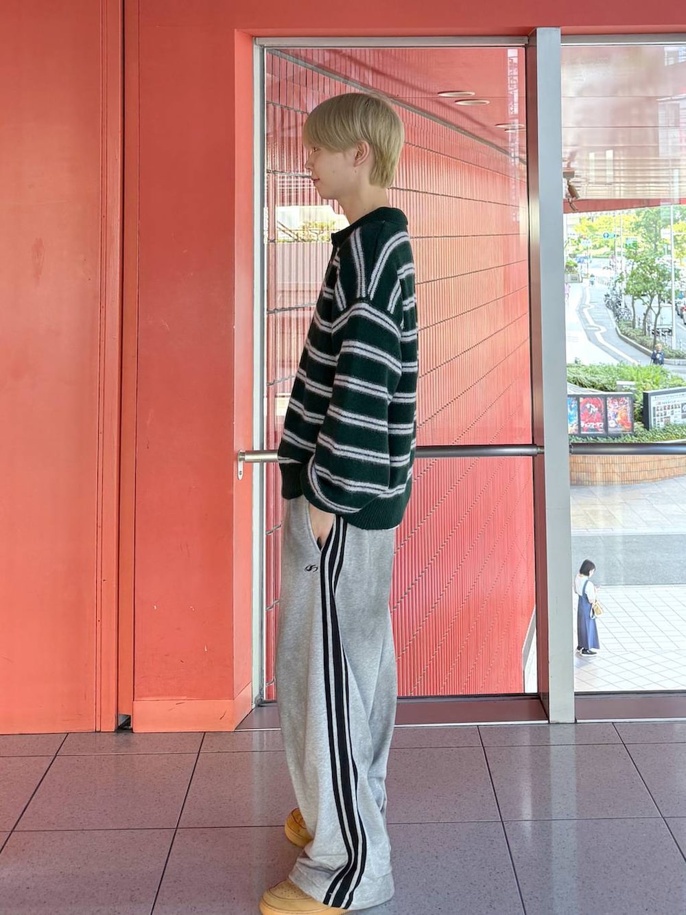 その他のTシャツ/カットソー、その他のニット/セーター、グレー系のその他パンツを着用したメンズの秋コーディネートの2枚目の写真