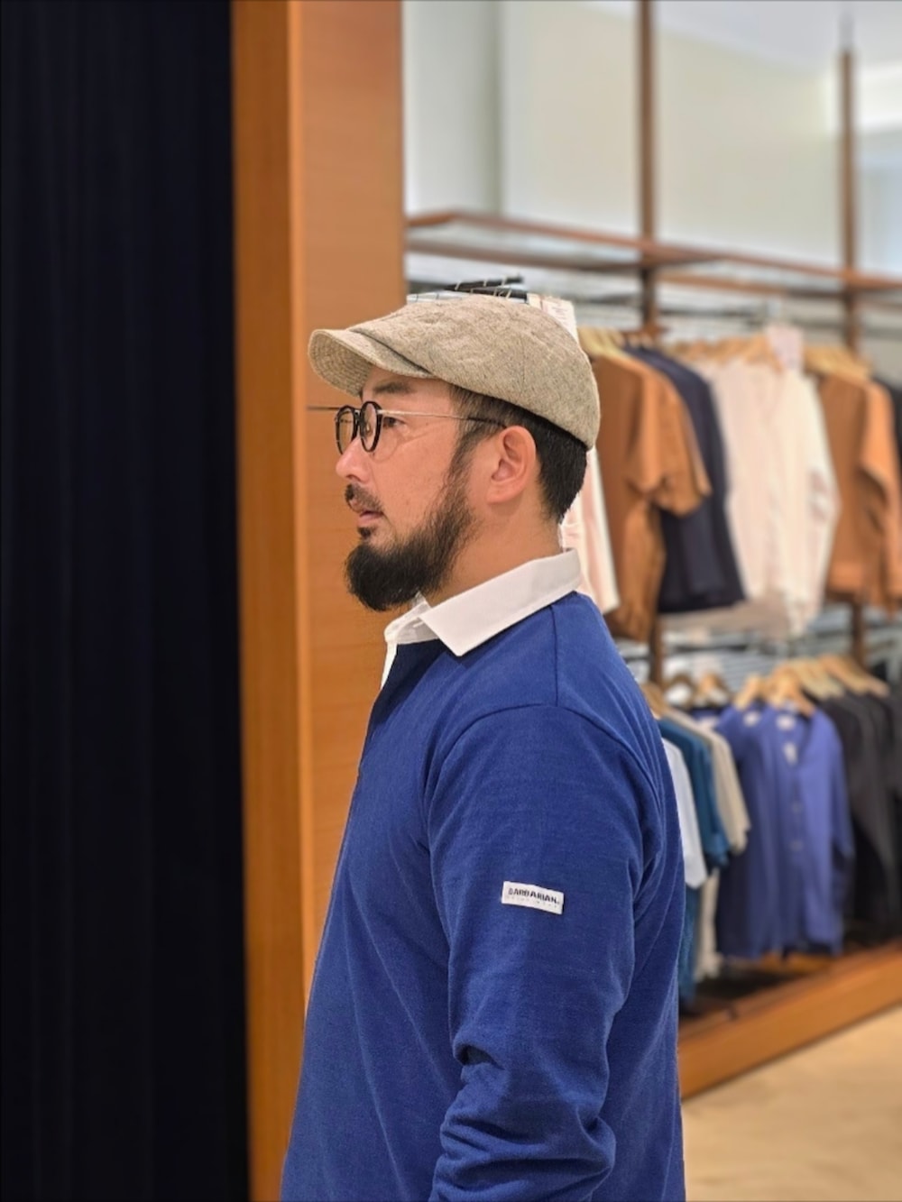 ブルー系のポロシャツを着用したメンズの秋コーディネートの7枚目の写真