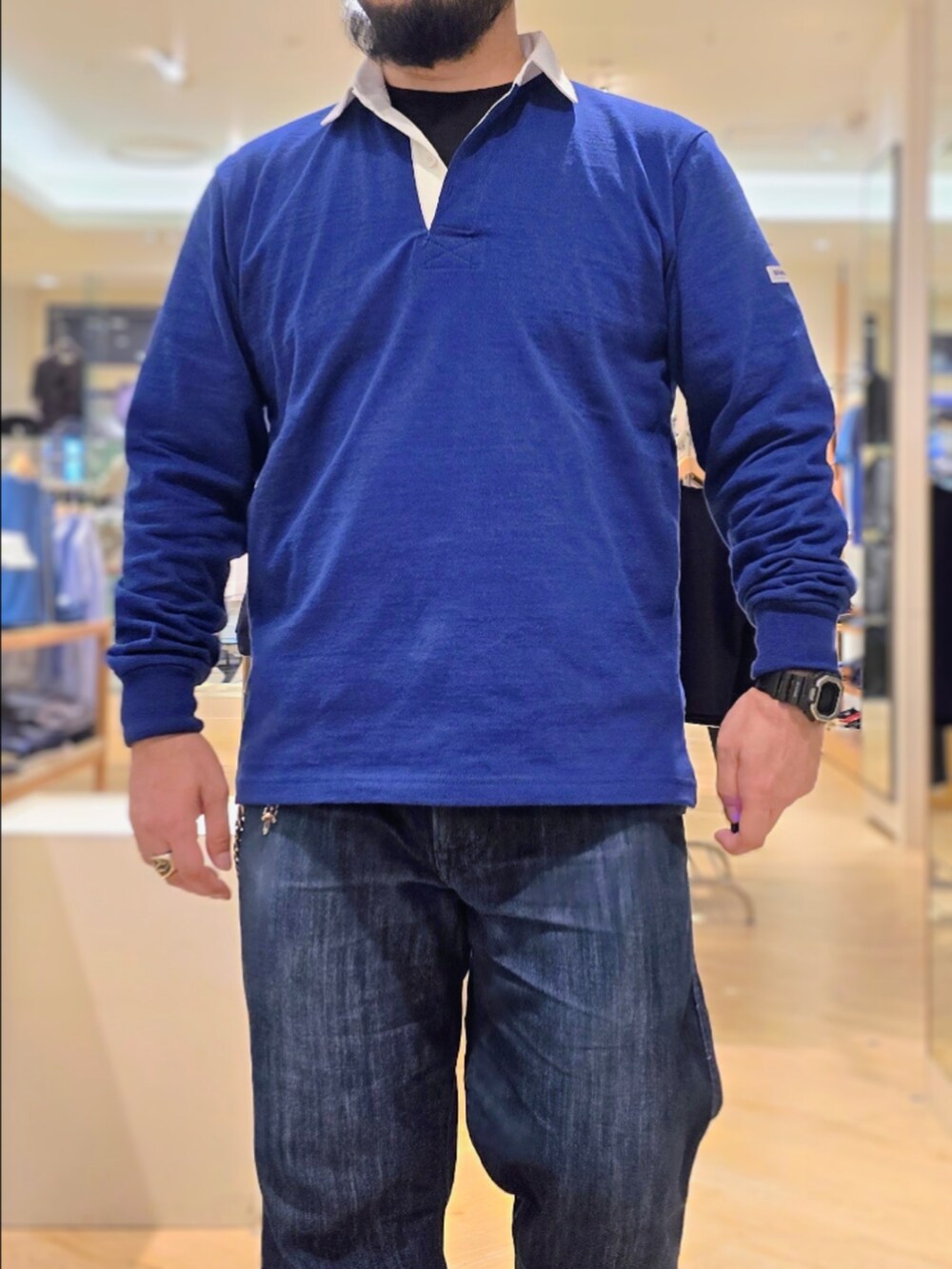 ブルー系のポロシャツを着用したメンズの秋コーディネートの2枚目の写真