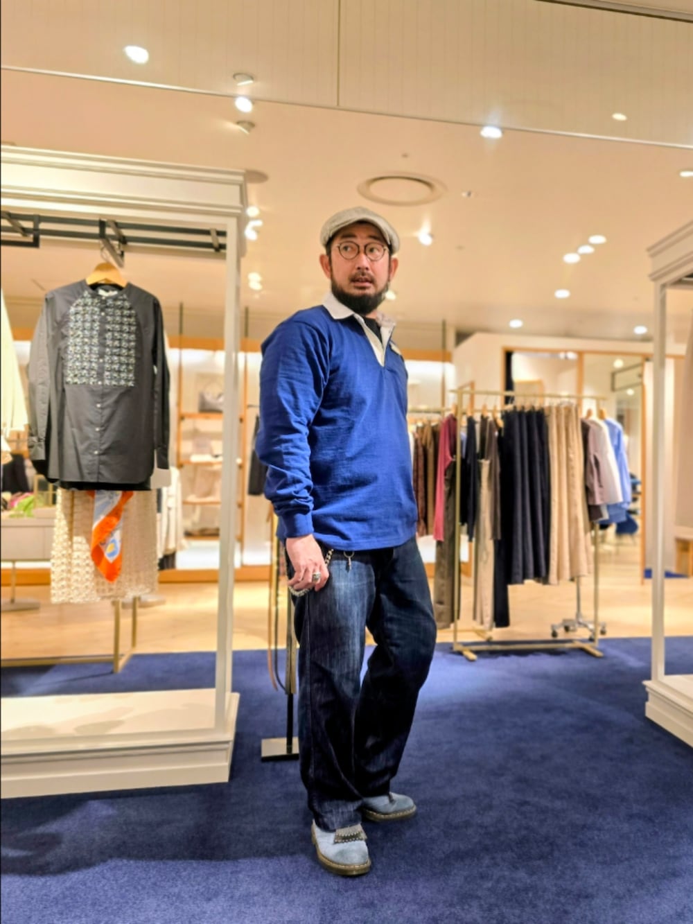 ブルー系のポロシャツを着用したメンズの秋コーディネートの3枚目の写真