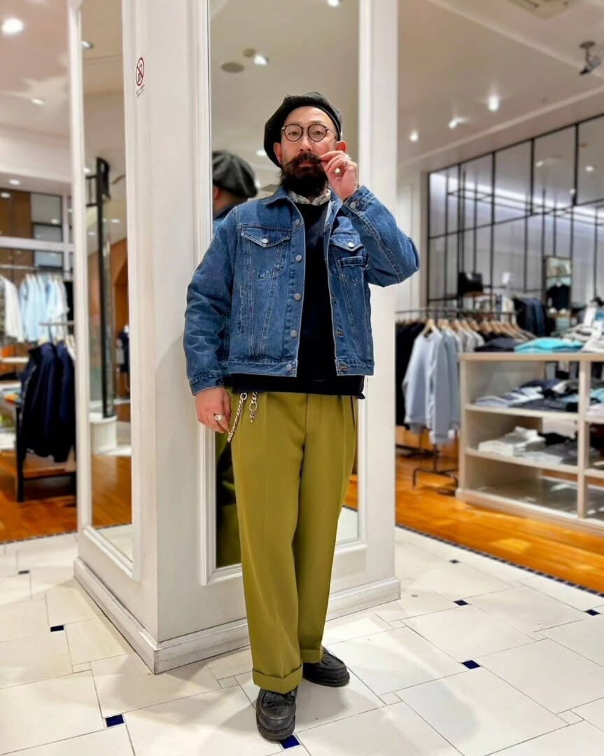 ブルー系のデニムジャケット、ホワイト系のシャツ/ブラウスを着用したメンズの春コーディネートの3枚目の写真