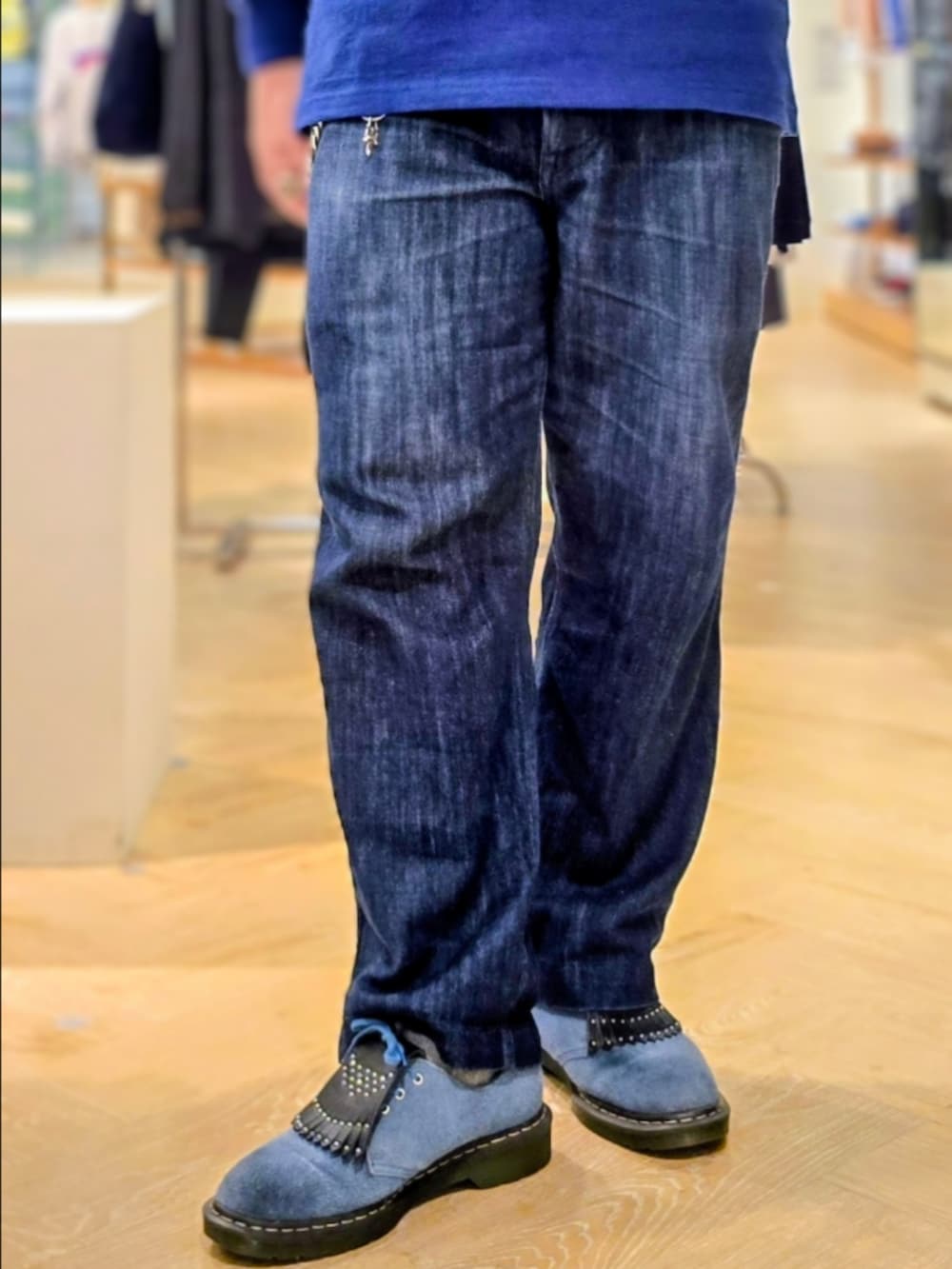 ブルー系のポロシャツを着用したメンズの秋コーディネートの4枚目の写真