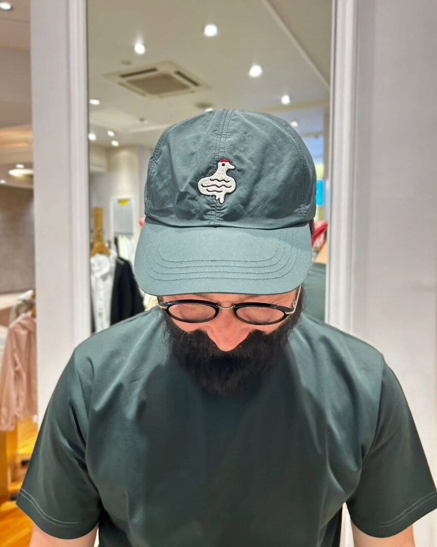 ブラック系のブルゾン、グリーン系のTシャツ/カットソー、ホワイト系のスニーカーを着用したメンズの春コーディネートの6枚目の写真