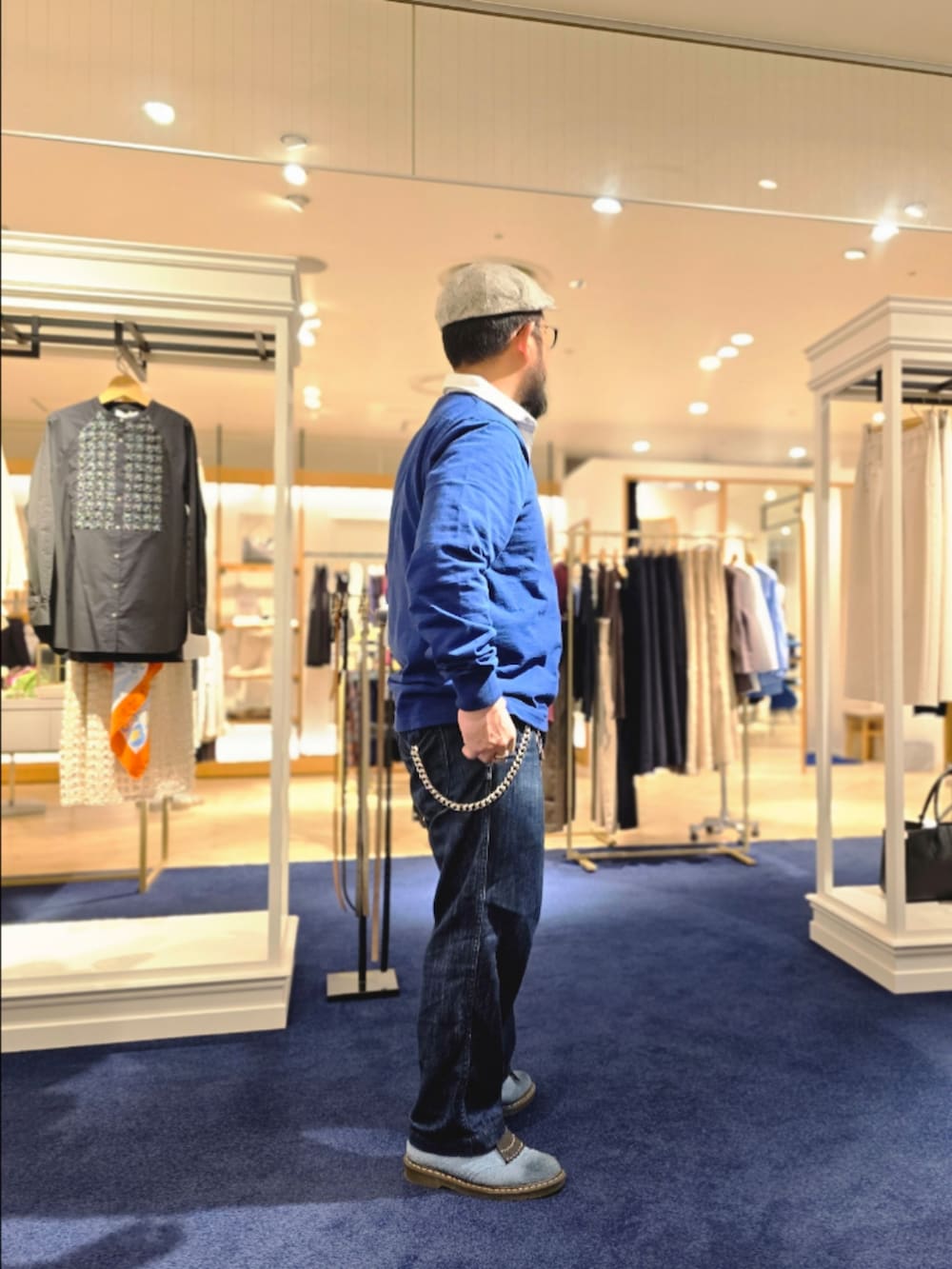 ブルー系のポロシャツを着用したメンズの秋コーディネートの6枚目の写真