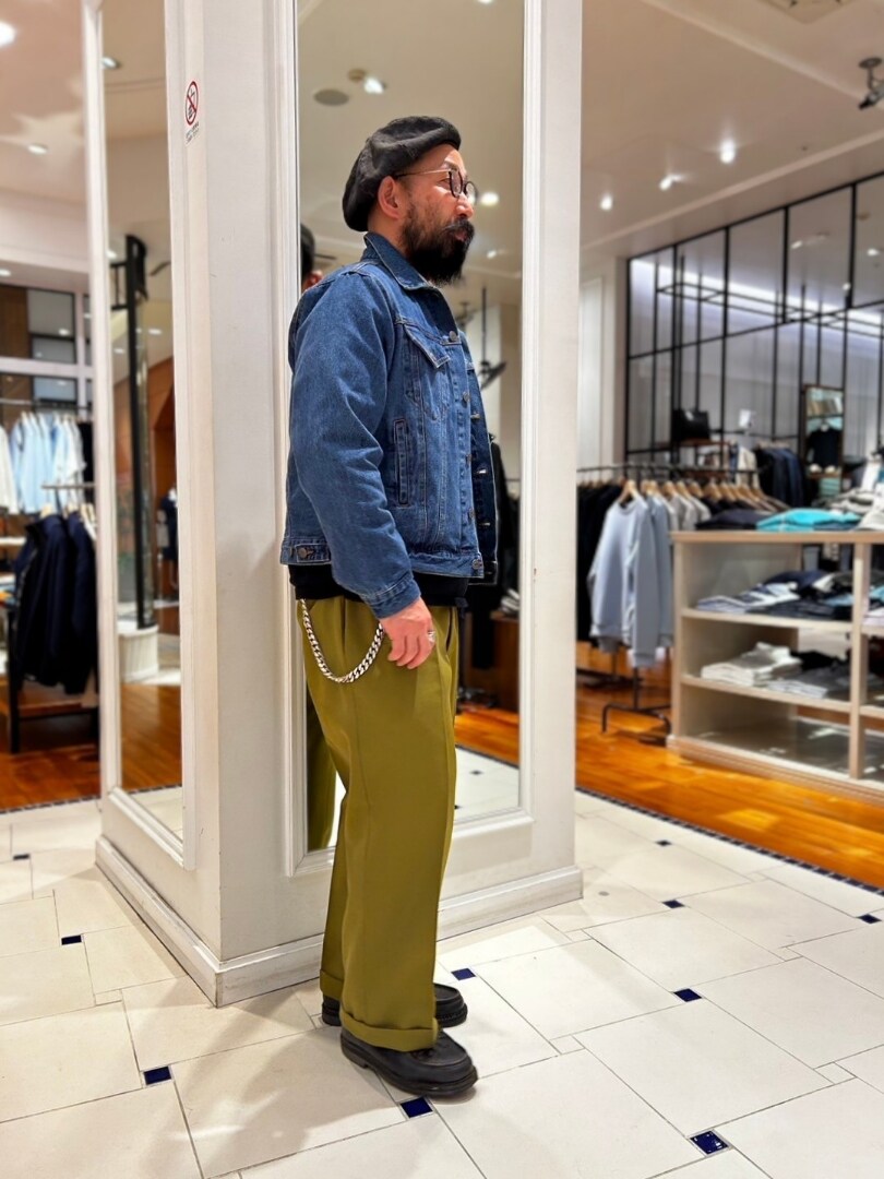 ブルー系のデニムジャケット、ホワイト系のシャツ/ブラウスを着用したメンズの春コーディネートの2枚目の写真