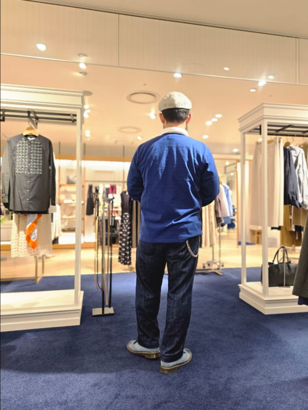 ブルー系のポロシャツを着用したメンズの秋コーディネートの5枚目の写真