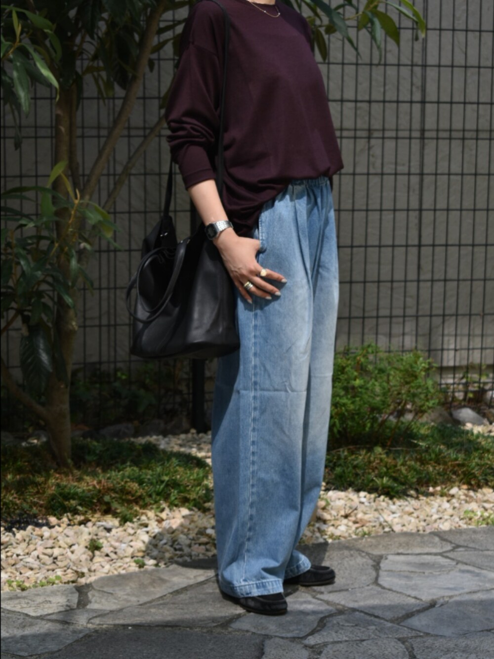 ブラウン系のTシャツ/カットソー、ブルー系のデニムパンツ、ブルー系のデニムパンツを着用したレディースの秋コーディネートの7枚目の写真