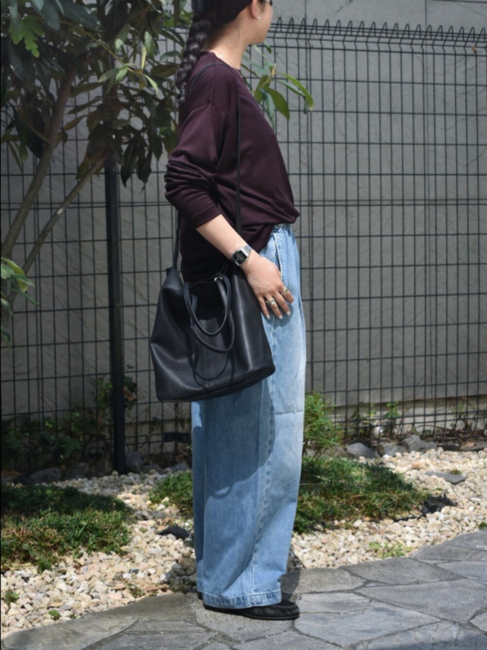 ブラウン系のTシャツ/カットソー、ブルー系のデニムパンツ、ブルー系のデニムパンツを着用したレディースの秋コーディネートの5枚目の写真