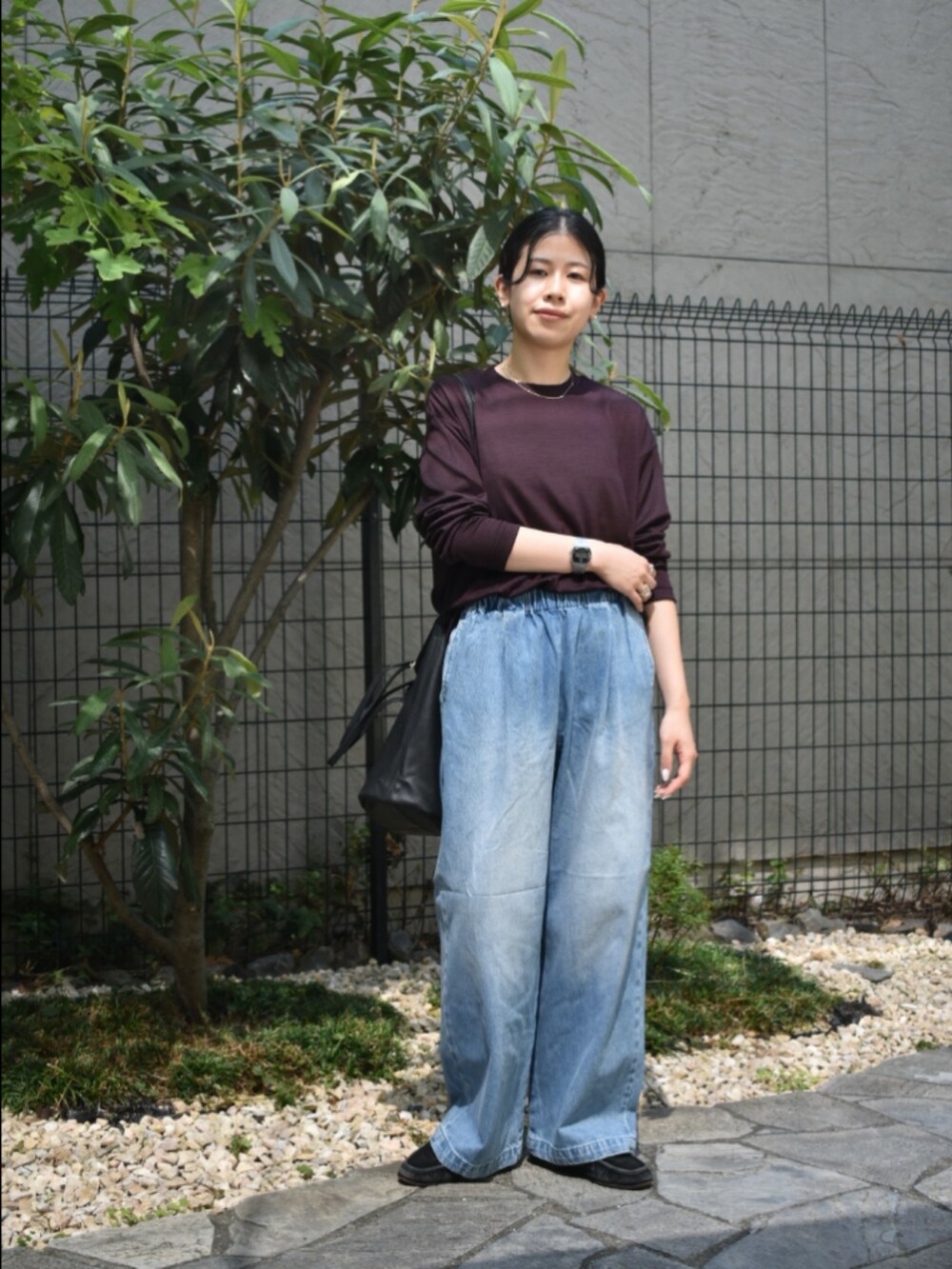 ブラウン系のTシャツ/カットソー、ブルー系のデニムパンツ、ブルー系のデニムパンツを着用したレディースの秋コーディネートの2枚目の写真