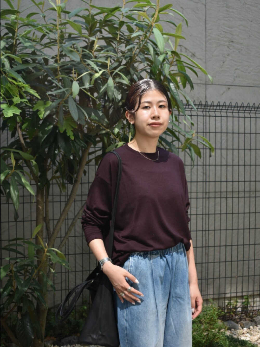 ブラウン系のTシャツ/カットソー、ブルー系のデニムパンツ、ブルー系のデニムパンツを着用したレディースの秋コーディネートの8枚目の写真