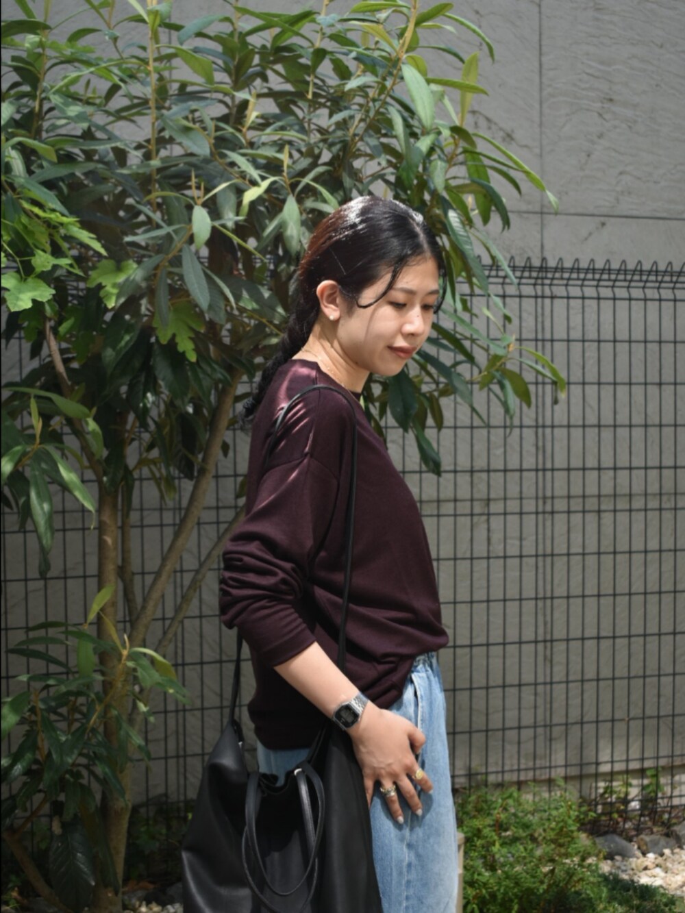 ブラウン系のTシャツ/カットソー、ブルー系のデニムパンツ、ブルー系のデニムパンツを着用したレディースの秋コーディネートの9枚目の写真