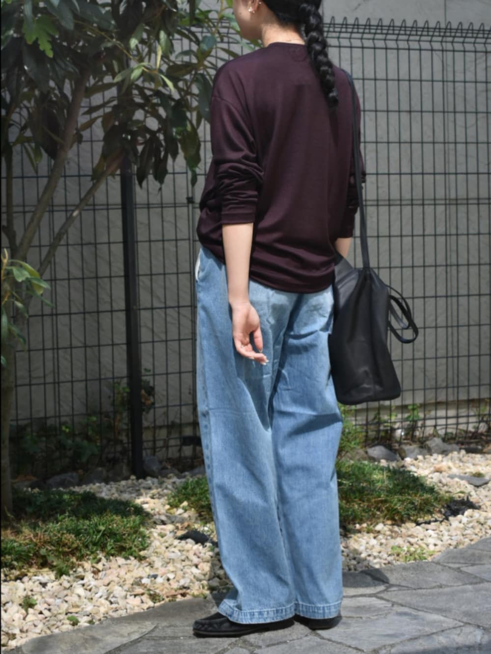 ブラウン系のTシャツ/カットソー、ブルー系のデニムパンツ、ブルー系のデニムパンツを着用したレディースの秋コーディネートの6枚目の写真