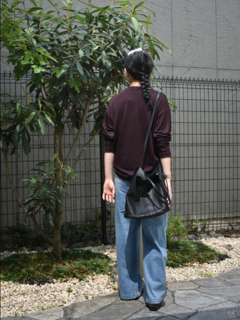 ブラウン系のTシャツ/カットソー、ブルー系のデニムパンツ、ブルー系のデニムパンツを着用したレディースの秋コーディネートの3枚目の写真