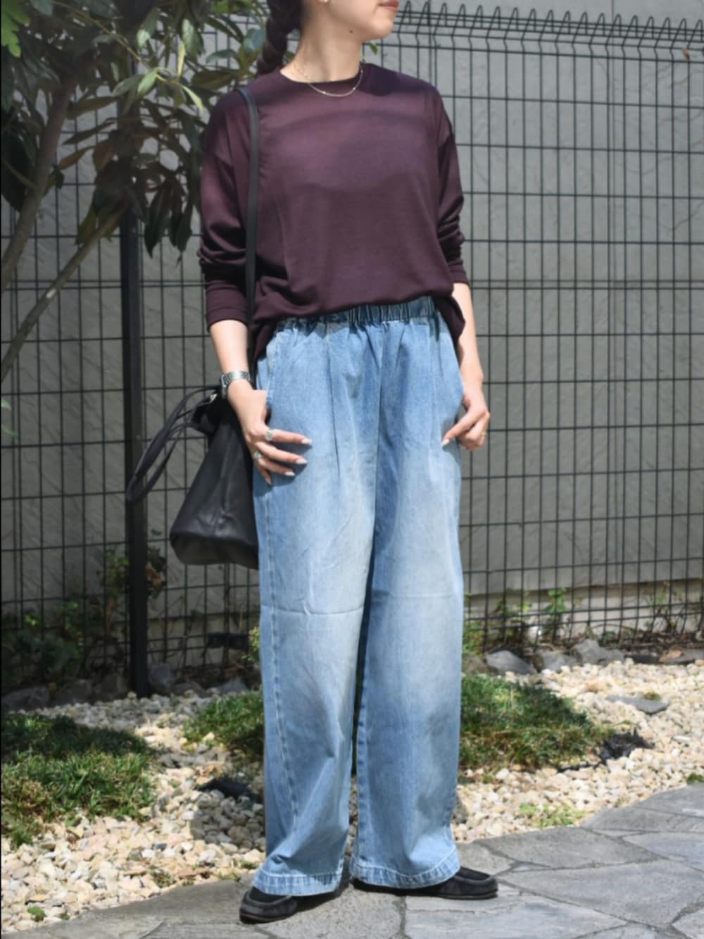 ブラウン系のTシャツ/カットソー、ブルー系のデニムパンツ、ブルー系のデニムパンツを着用したレディースの秋コーディネートの4枚目の写真