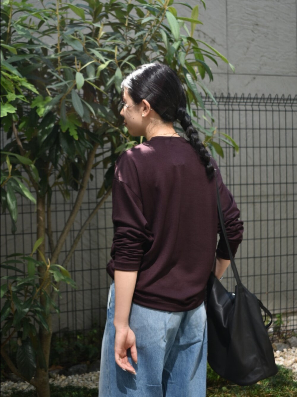 ブラウン系のTシャツ/カットソー、ブルー系のデニムパンツ、ブルー系のデニムパンツを着用したレディースの秋コーディネートの10枚目の写真