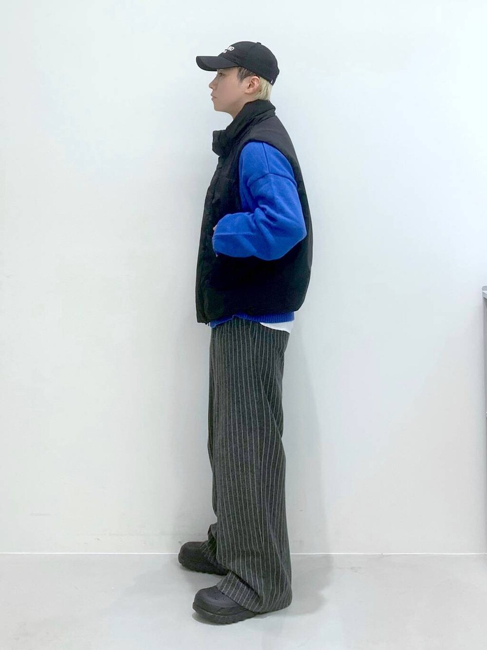 「韓国系、ストリート、ニット、きれいめ、きれいめカジュアル、キャップ、大人カジュアル、スラックス、ストライプパンツ」｜「3.3 Field Trip の3.3 Field Trip／パイピングシャツ（シャツ/ブラウス、ホワイト系）」を使った、みんみんさん（メンズ・173cm）の冬コーディネートの7枚目の写真