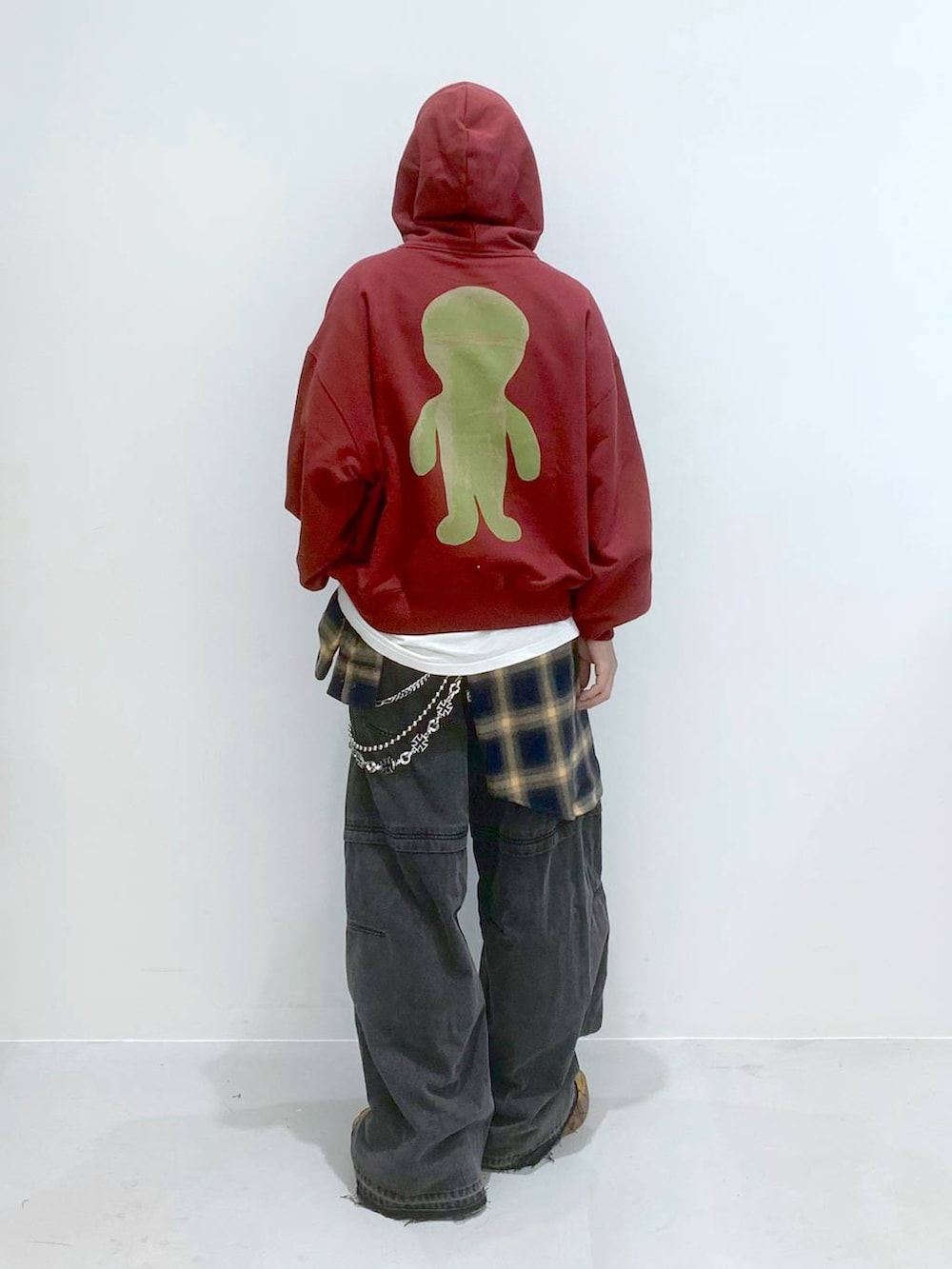 「韓国系、個性派、ストリート、Tシャツ、パーカー、デニムパンツ、デニムジャケット、カジュアル、カジュアルコーデ、チェック、シャツ、冬コーデ、秋コーデ、秋冬新作、レイヤードスタイル」｜「NOT4NERDの【UNISEX】NOT4NERD／Thorn Logo Tee 2126633（Tシャツ/カットソー、ホワイト系）」を使った、みんみんさん（メンズ・173cm）の秋コーディネートの5枚目の写真