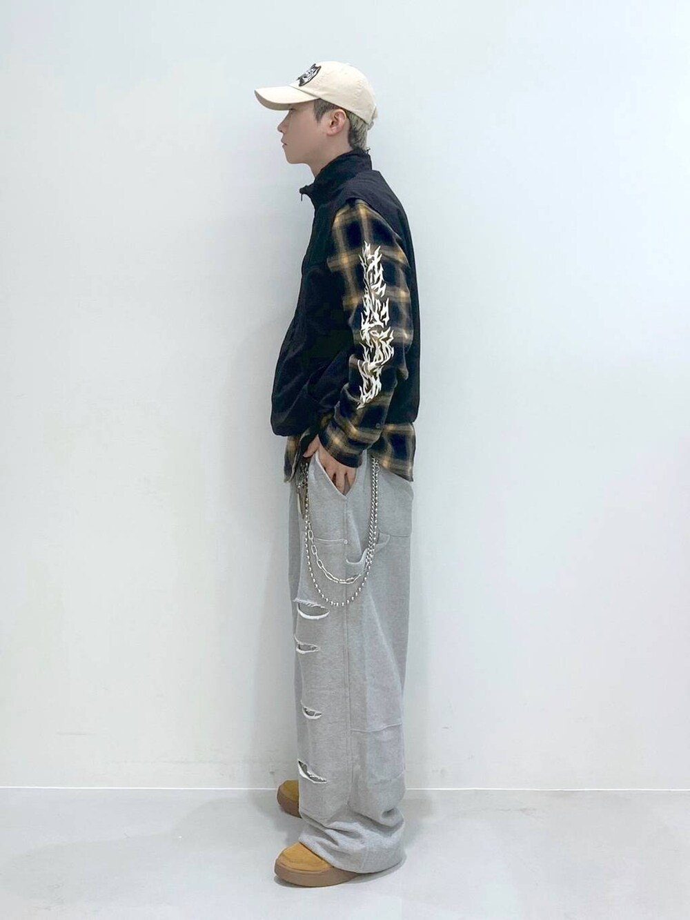 「韓国系、個性派、ストリート、スウェットパンツ、シャツ、チェック、秋コーデ、秋冬新作、秋服準備はじめました、ベスト、ALAND」｜「NOT4NERDの【UNISEX】NOT4NERD／Devil ロゴCAP（キャップ、ベージュ系）」を使った、みんみんさん（メンズ・173cm）の秋コーディネートの6枚目の写真