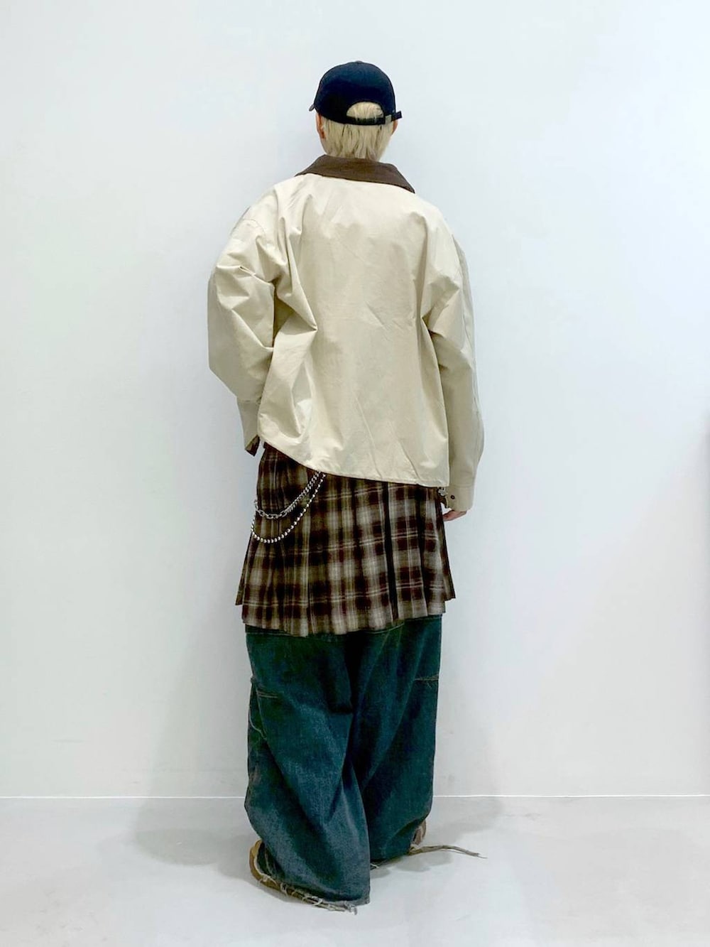 「韓国系、ストリート、キャップ、ジャケット、デニムパンツ、スカート、カジュアル、カジュアルコーデ、きれいめカジュアル、デニム、ダメージデニム、ダメージデニムパンツ、NOT4NERD、メンズスカート、アヴァンギャルド」｜「AMESWORLDWIDEの【UNISEX】AMES WORLDWIDE／TWOTONE CAP（キャップ、ブルー系）」を使った、みんみんさん（メンズ・173cm）の冬コーディネートの3枚目の写真