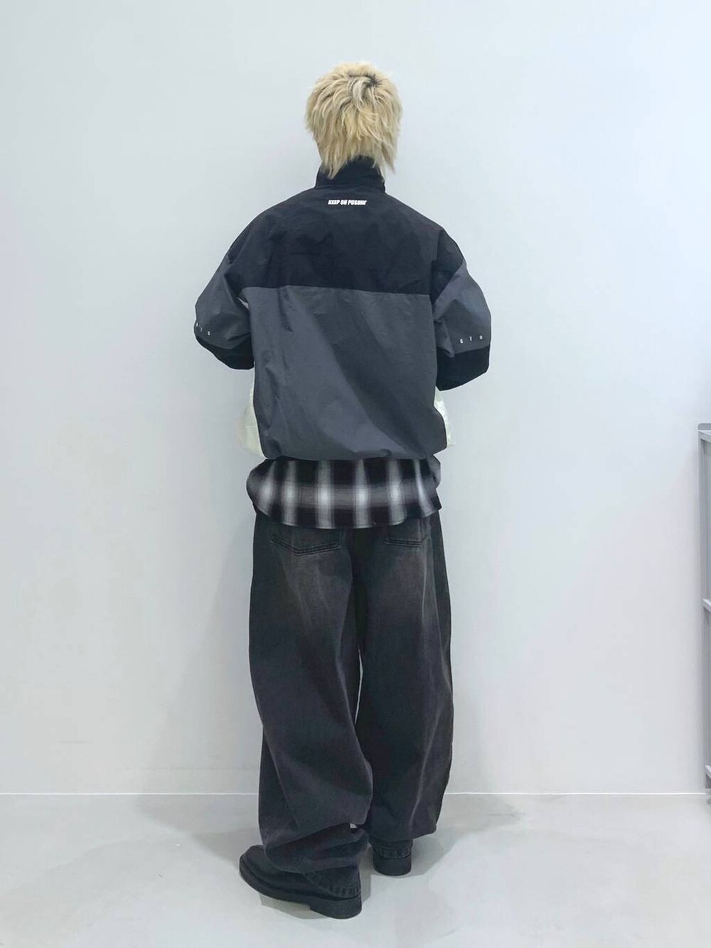 「春アウター、韓国系、個性派、ストリート、ブーツ、シャツ、チェック、デニムパンツ、ワイドパンツ、ゆったり、オーバーサイズ、トラックジャケット、QT8、カジュアル、スポーティ」｜「3.3 Field Trip の3.3 Field Trip／サイドジップブーツ 2103658（ブーツ、ブラック系）」を使った、みんみんさん（メンズ・173cm）の春コーディネートの4枚目の写真