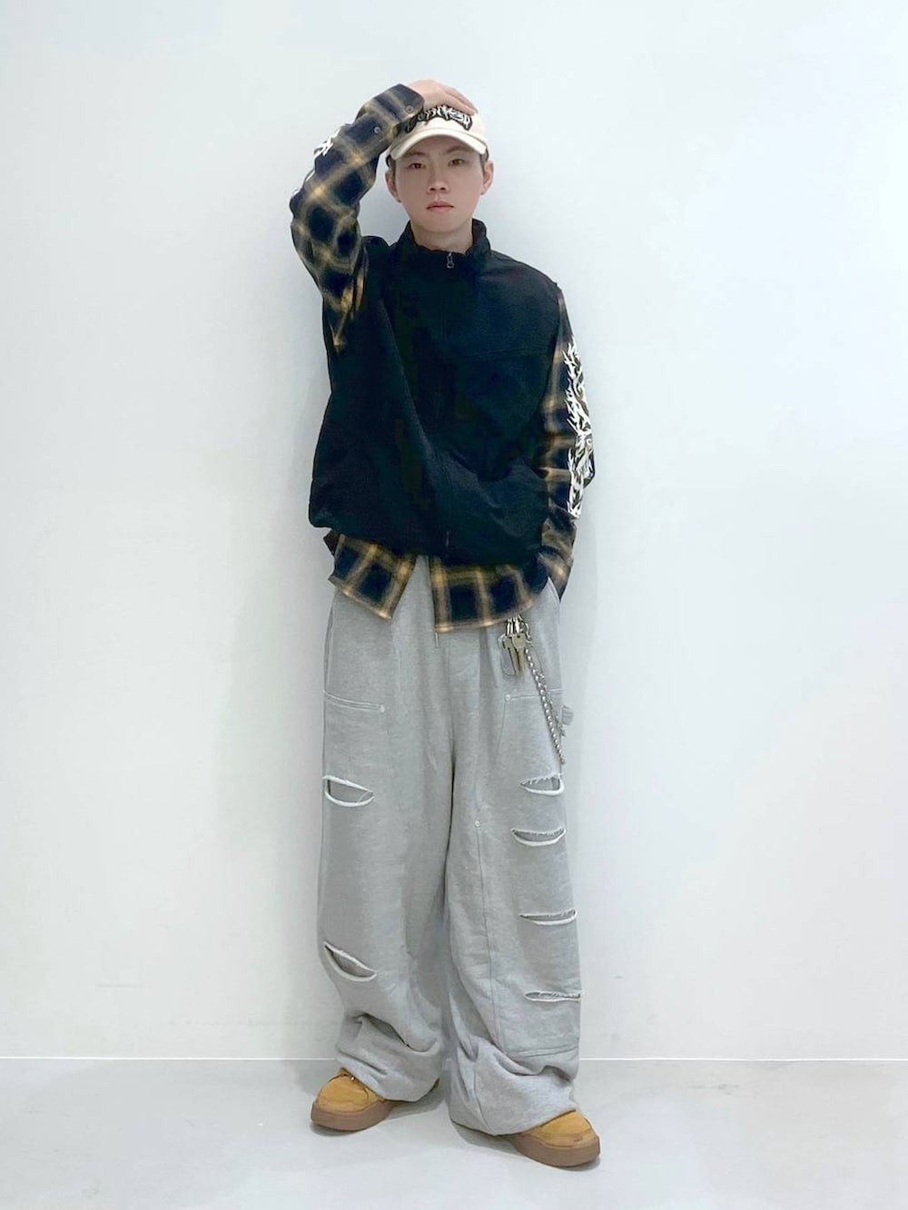 「韓国系、個性派、ストリート、スウェットパンツ、シャツ、チェック、秋コーデ、秋冬新作、秋服準備はじめました、ベスト、ALAND」｜「NOT4NERDの【UNISEX】NOT4NERD／Devil ロゴCAP（キャップ、ベージュ系）」を使った、みんみんさん（メンズ・173cm）の秋コーディネートの3枚目の写真