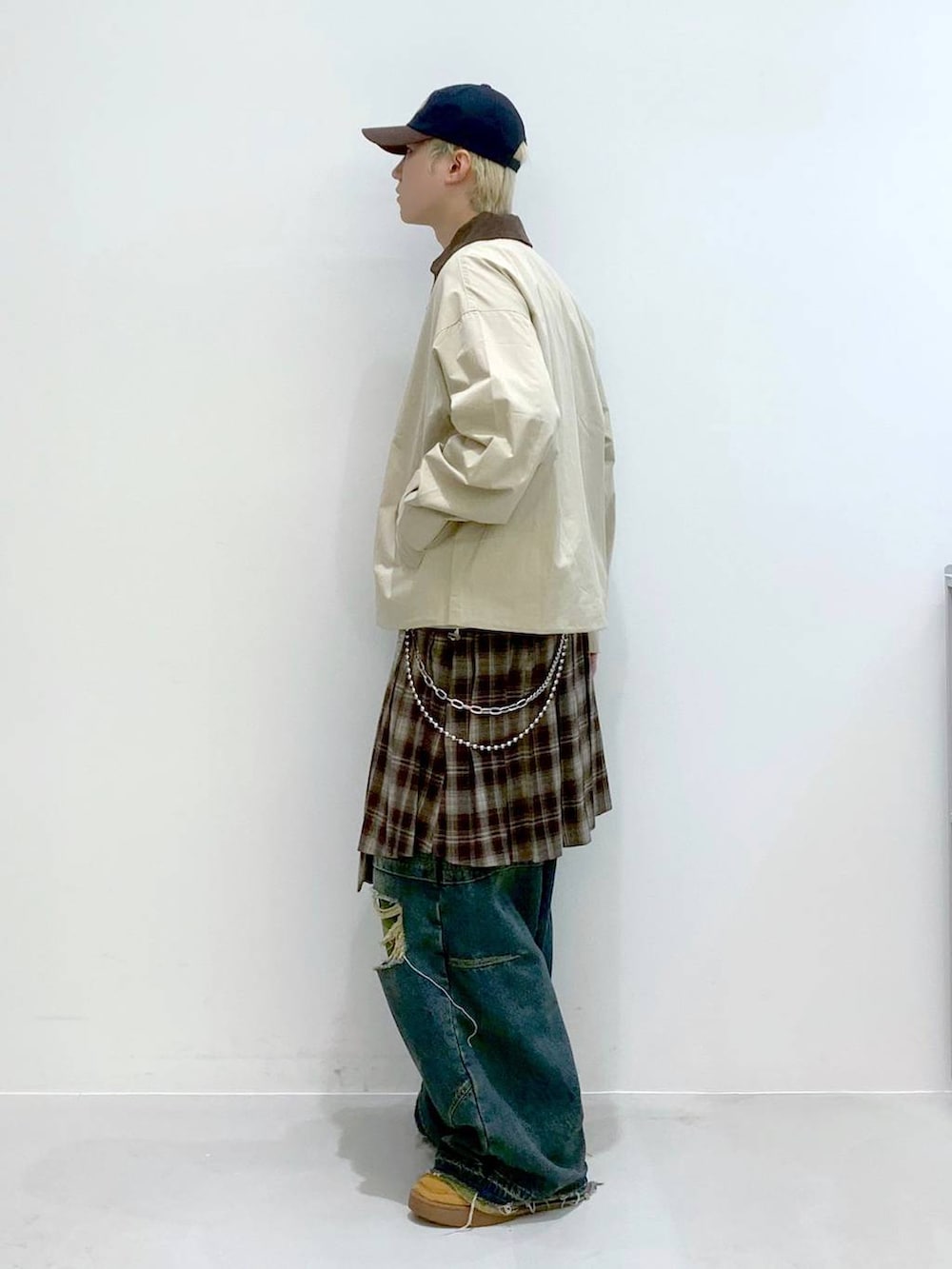「韓国系、ストリート、キャップ、ジャケット、デニムパンツ、スカート、カジュアル、カジュアルコーデ、きれいめカジュアル、デニム、ダメージデニム、ダメージデニムパンツ、NOT4NERD、メンズスカート、アヴァンギャルド」｜「AMESWORLDWIDEの【UNISEX】AMES WORLDWIDE／TWOTONE CAP（キャップ、ブルー系）」を使った、みんみんさん（メンズ・173cm）の冬コーディネートの7枚目の写真