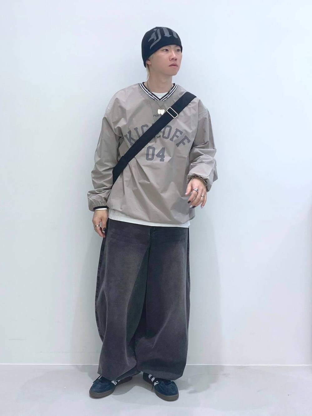 「韓国系、個性派、ストリート、カジュアル、デニムパンツ、ワイドパンツ、ショルダーバッグ、ニット帽、NASTYKICK、MIDNIGHT MOVE、スニーカー、春コーデ」｜「3.3 Field Trip の【UNISEX】3.3 Field Trip／ムーンショルダーBAG  2103662（ショルダーバッグ、ブラック系）」を使った、みんみんさん（メンズ・173cm）の冬コーディネートの4枚目の写真