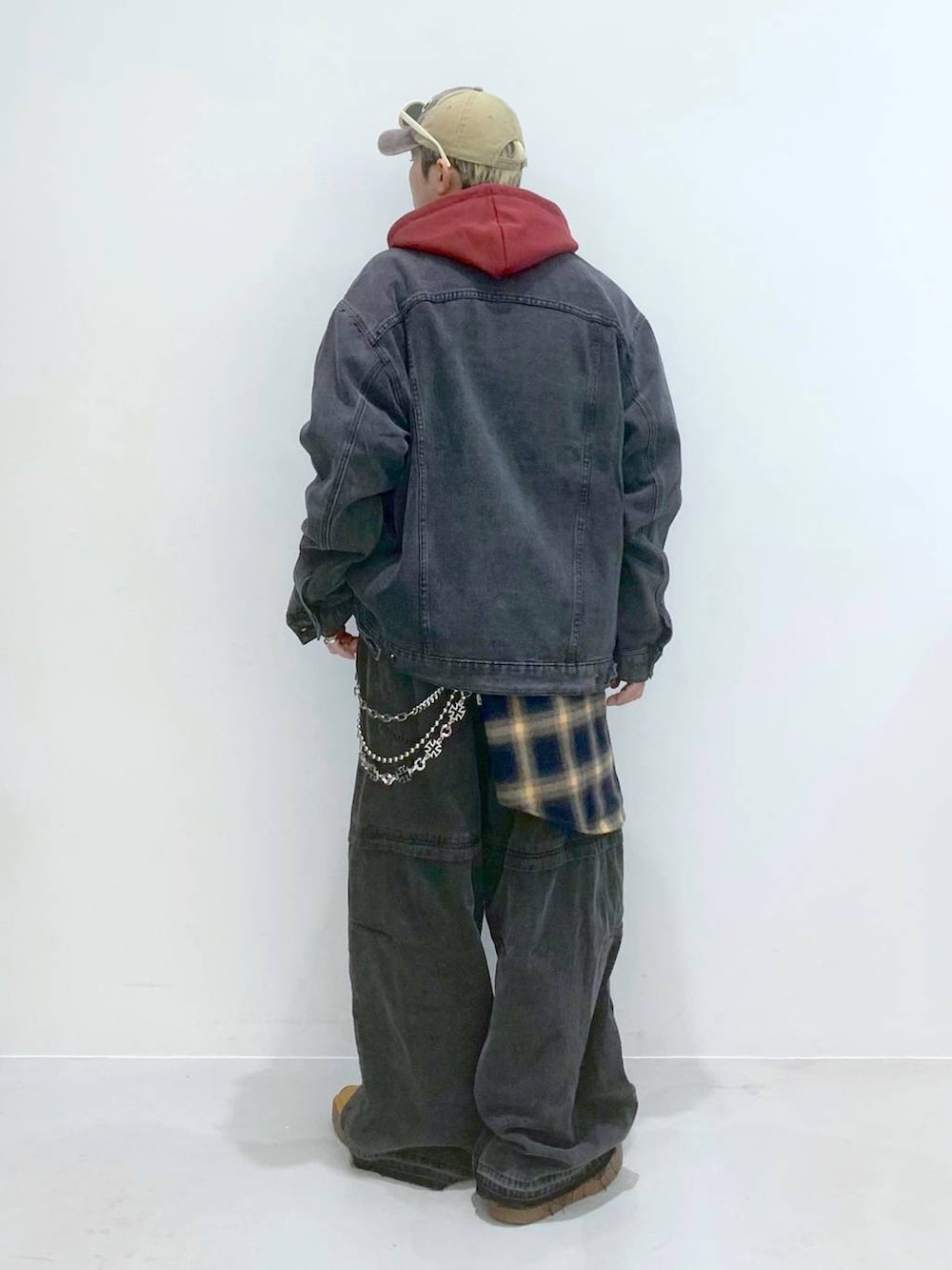 「韓国系、個性派、ストリート、Tシャツ、パーカー、デニムパンツ、デニムジャケット、カジュアル、カジュアルコーデ、チェック、シャツ、冬コーデ、秋コーデ、秋冬新作、レイヤードスタイル」｜「NOT4NERDの【UNISEX】NOT4NERD／Thorn Logo Tee 2126633（Tシャツ/カットソー、ホワイト系）」を使った、みんみんさん（メンズ・173cm）の秋コーディネートの2枚目の写真