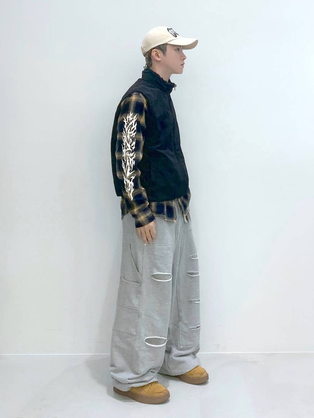 「韓国系、個性派、ストリート、スウェットパンツ、シャツ、チェック、秋コーデ、秋冬新作、秋服準備はじめました、ベスト、ALAND」｜「NOT4NERDの【UNISEX】NOT4NERD／Devil ロゴCAP（キャップ、ベージュ系）」を使った、みんみんさん（メンズ・173cm）の秋コーディネートの4枚目の写真