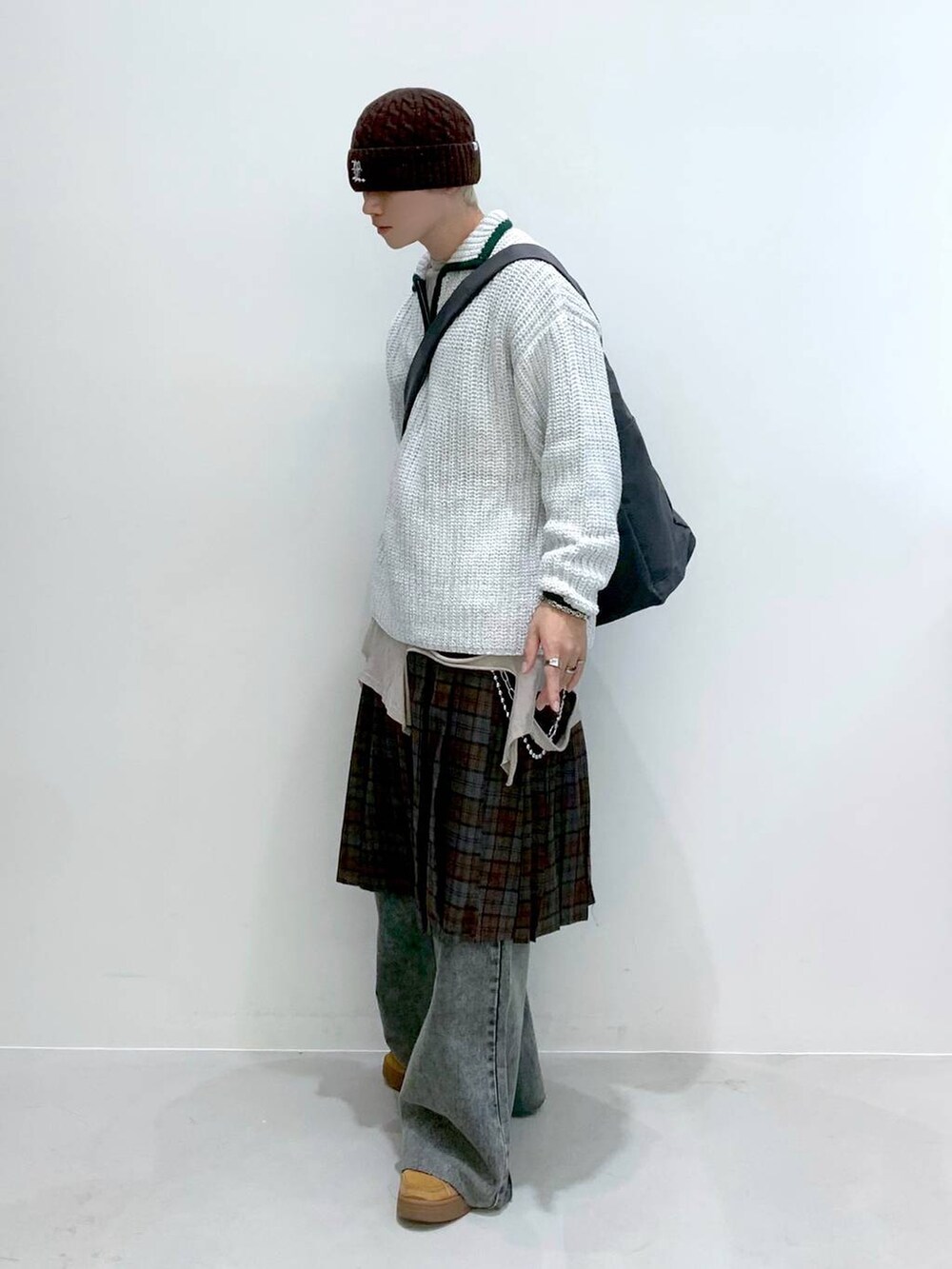 「韓国系、個性派、ストリート、ROMANTIC CROWN、スカート、デニムパンツ、カジュアル、カジュアルコーデ、秋コーデ、秋冬新作、秋服準備はじめました、チェック、ニット、ニット帽」｜「3.3 Field Trip の3.3 Field Trip／ナイロンバッグ（ショルダーバッグ、ブラック系）」を使った、みんみんさん（メンズ・173cm）の秋コーディネートの6枚目の写真