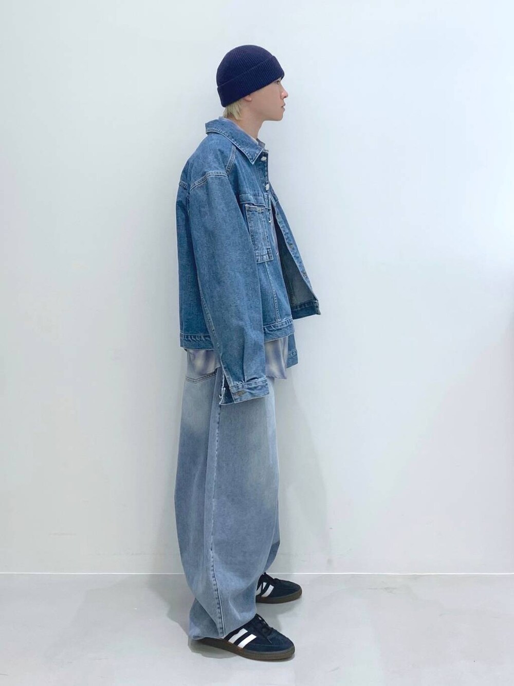 「韓国系、個性派、ストリート、デニムパンツ、デニムジャケット、セットアップ、シャツ、ジャケット、カジュアル、春コーデ、LA MER MA MAISON、スニーカー、ALAND、ショルダーバッグ、バッグ」｜「3.3 Field Trip の【UNISEX】3.3 Field Trip／ムーンショルダーBAG  2103662（ショルダーバッグ、ベージュ系）」を使った、みんみんさん（メンズ・173cm）の春コーディネートの2枚目の写真