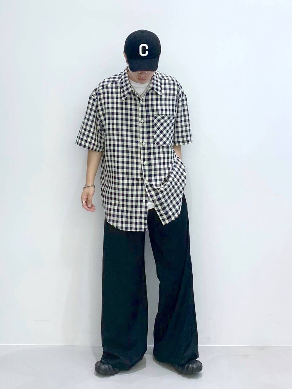 「韓国系、個性派、ストリート、スラックス、ワイドパンツ、ゆったり、オーバーサイズ、シャツ、チェック、ショルダーバッグ、サングラス、メガネ、メガネ男子、DRUG WITHOUT SIDE EFFECT」｜「ALANDの【UNISEX】ALAND／ナイロンショルダーBAG（ショルダーバッグ、ブラック系）」を使った、みんみんさん（メンズ・173cm）の夏コーディネートの2枚目の写真
