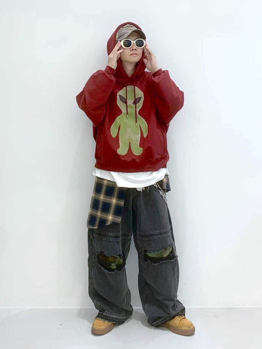 「韓国系、個性派、ストリート、Tシャツ、パーカー、デニムパンツ、デニムジャケット、カジュアル、カジュアルコーデ、チェック、シャツ、冬コーデ、秋コーデ、秋冬新作、レイヤードスタイル」｜「NOT4NERDの【UNISEX】NOT4NERD／Thorn Logo Tee 2126633（Tシャツ/カットソー、ホワイト系）」を使った、みんみんさん（メンズ・173cm）の秋コーディネートの7枚目の写真