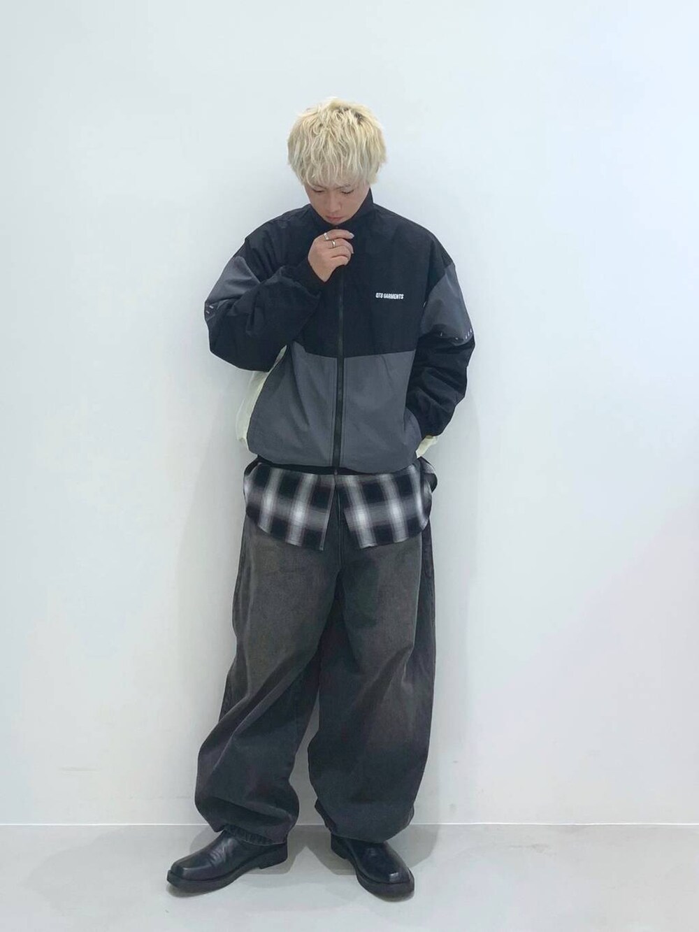 「春アウター、韓国系、個性派、ストリート、ブーツ、シャツ、チェック、デニムパンツ、ワイドパンツ、ゆったり、オーバーサイズ、トラックジャケット、QT8、カジュアル、スポーティ」｜「3.3 Field Trip の3.3 Field Trip／サイドジップブーツ 2103658（ブーツ、ブラック系）」を使った、みんみんさん（メンズ・173cm）の春コーディネートの6枚目の写真