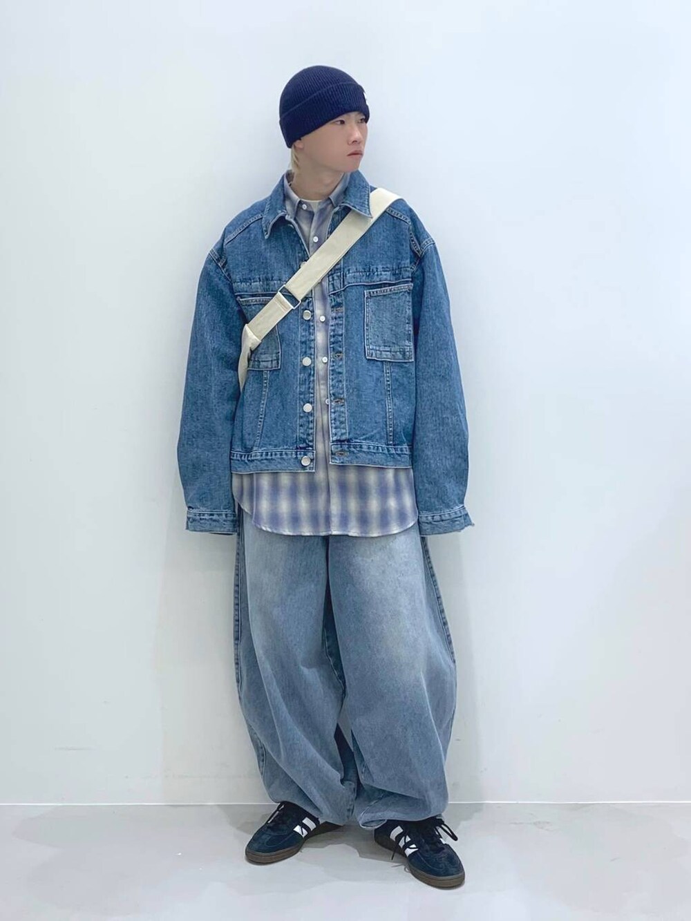 「韓国系、個性派、ストリート、デニムパンツ、デニムジャケット、セットアップ、シャツ、ジャケット、カジュアル、春コーデ、LA MER MA MAISON、スニーカー、ALAND、ショルダーバッグ、バッグ」｜「3.3 Field Trip の【UNISEX】3.3 Field Trip／ムーンショルダーBAG  2103662（ショルダーバッグ、ベージュ系）」を使った、みんみんさん（メンズ・173cm）の春コーディネートの5枚目の写真