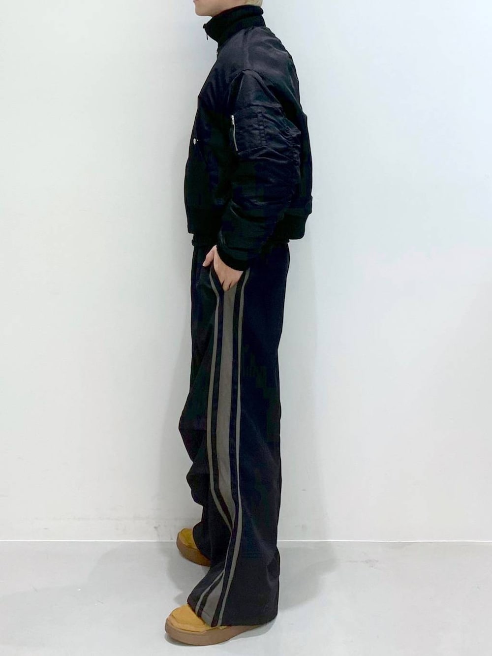 「ALAND、韓国系、ストリート、ワイドパンツ、スポーティ、MA-1、ニット、カーディガン、キャップ、秋コーデ、ショート丈、トラックパンツ、モノトーン、ブラックコーデ、春コーデ」｜「3.3 Field Trip の3.3 Field Trip／ショートジップニットカーデ（カーディガン/ボレロ、ブラック系）」を使った、みんみんさん（メンズ・173cm）の冬コーディネートの5枚目の写真