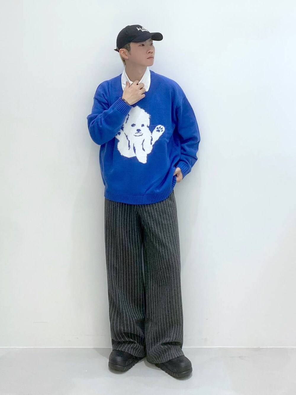 「韓国系、ストリート、ニット、きれいめ、きれいめカジュアル、キャップ、大人カジュアル、スラックス、ストライプパンツ」｜「3.3 Field Trip の3.3 Field Trip／パイピングシャツ（シャツ/ブラウス、ホワイト系）」を使った、みんみんさん（メンズ・173cm）の冬コーディネートの4枚目の写真