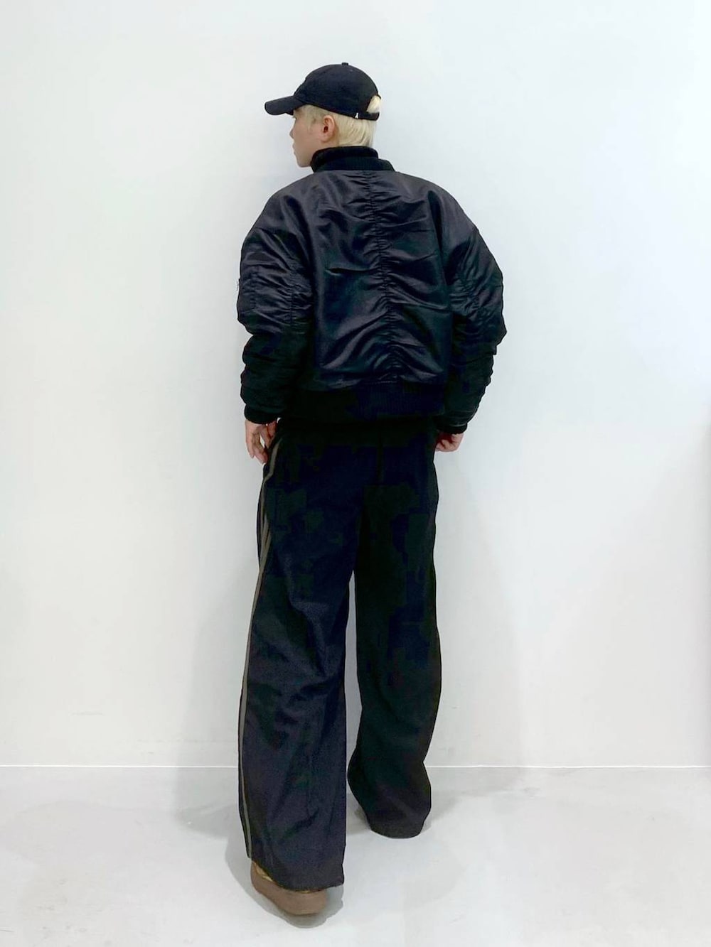 「ALAND、韓国系、ストリート、ワイドパンツ、スポーティ、MA-1、ニット、カーディガン、キャップ、秋コーデ、ショート丈、トラックパンツ、モノトーン、ブラックコーデ、春コーデ」｜「3.3 Field Trip の3.3 Field Trip／ショートジップニットカーデ（カーディガン/ボレロ、ブラック系）」を使った、みんみんさん（メンズ・173cm）の冬コーディネートの4枚目の写真
