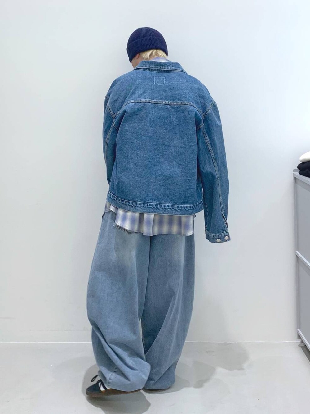「韓国系、個性派、ストリート、デニムパンツ、デニムジャケット、セットアップ、シャツ、ジャケット、カジュアル、春コーデ、LA MER MA MAISON、スニーカー、ALAND、ショルダーバッグ、バッグ」｜「3.3 Field Trip の【UNISEX】3.3 Field Trip／ムーンショルダーBAG  2103662（ショルダーバッグ、ベージュ系）」を使った、みんみんさん（メンズ・173cm）の春コーディネートの3枚目の写真