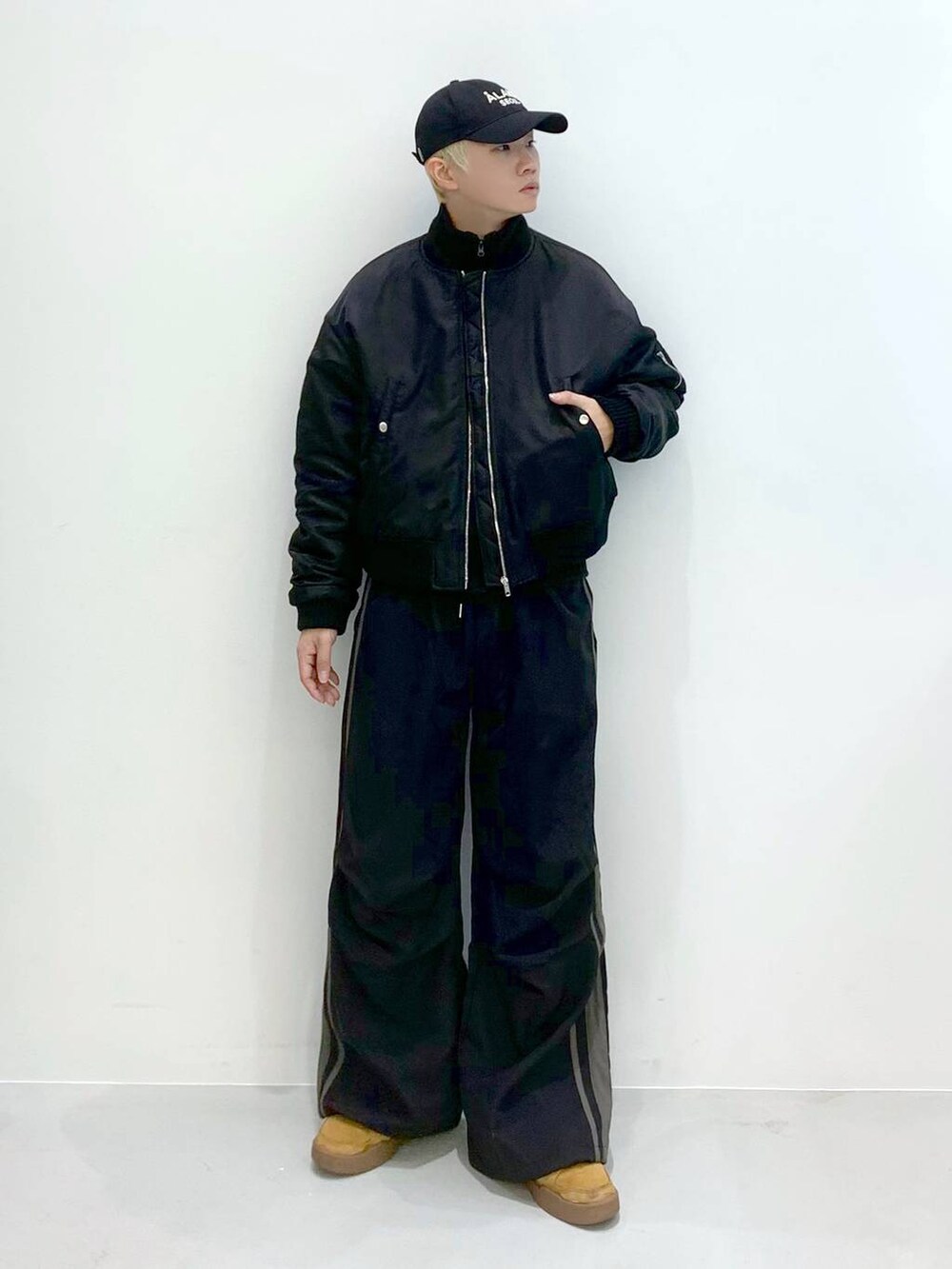 「ALAND、韓国系、ストリート、ワイドパンツ、スポーティ、MA-1、ニット、カーディガン、キャップ、秋コーデ、ショート丈、トラックパンツ、モノトーン、ブラックコーデ、春コーデ」｜「3.3 Field Trip の3.3 Field Trip／ショートジップニットカーデ（カーディガン/ボレロ、ブラック系）」を使った、みんみんさん（メンズ・173cm）の冬コーディネートの6枚目の写真